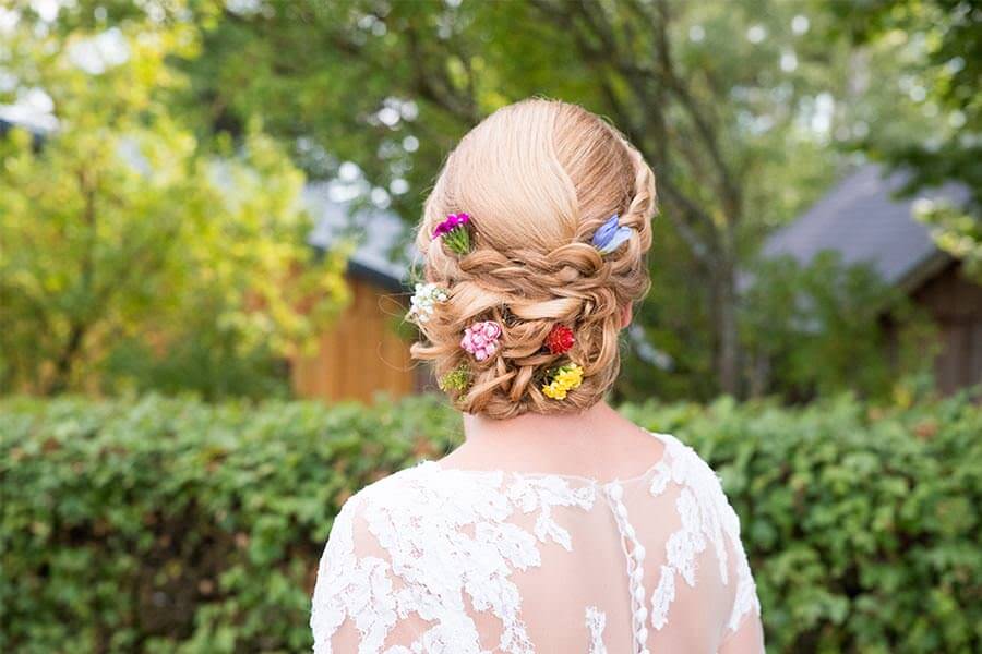 Blumenschmuck zur Hochzeit - Braut mit Blüten im Haar