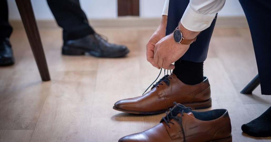Bräutigam schnürrt seine Schuhe