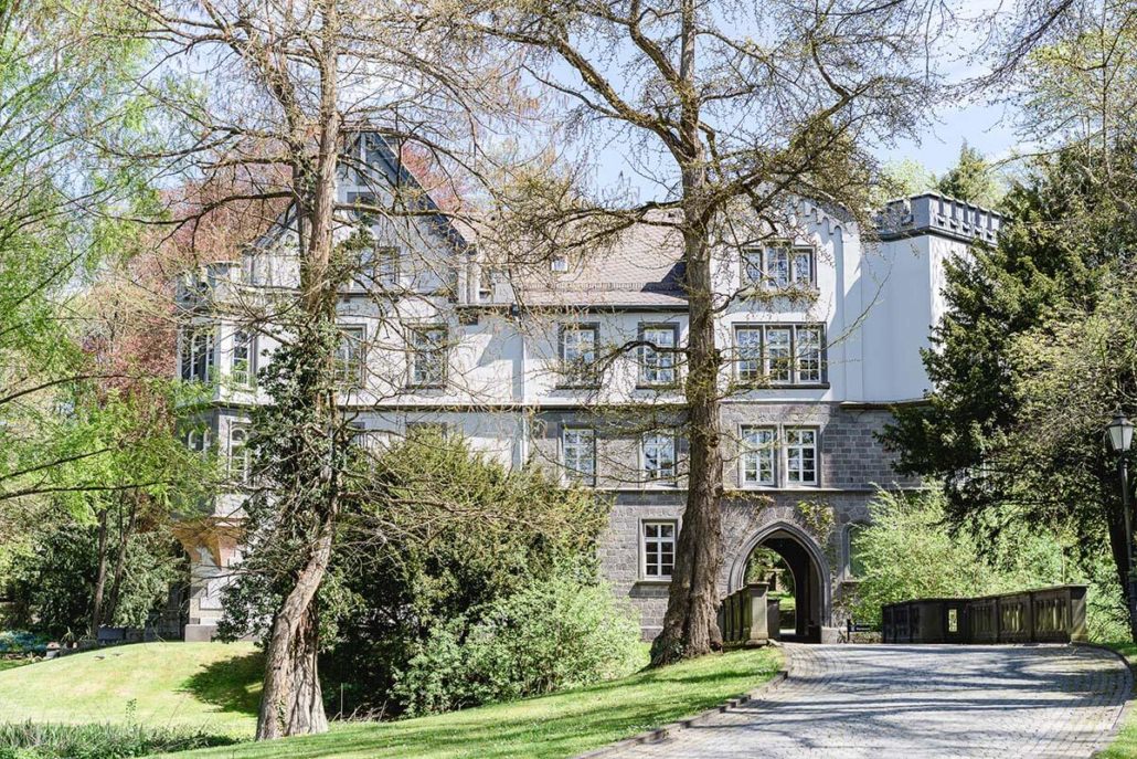 Ihr stellt euch eine märchenhaft romantische standesamtliche Hochzeit vor? Dann schaut euch das Schloss Buseck mit seinem wunderschönen angrenzenden Park einmal genauer an.