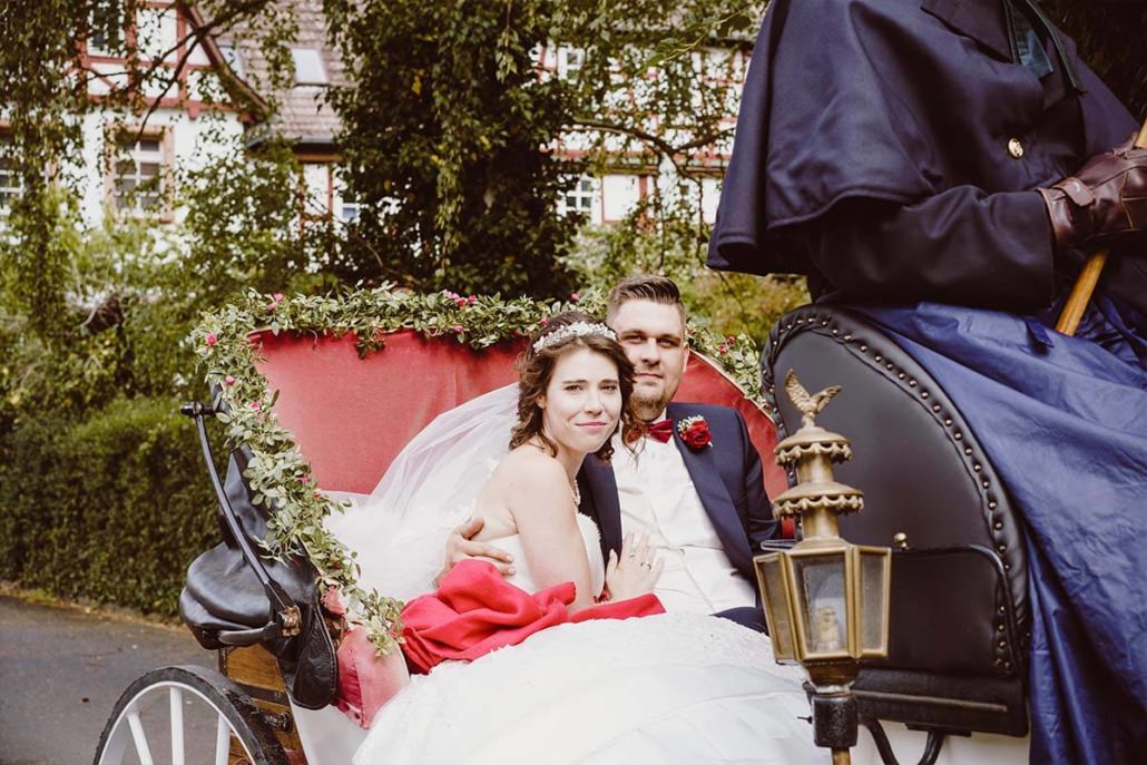 Hochzeitspaar Sarah & Dominick bei der Ankunft im Schloss Rauischholzhausen in der Hochzeitskutsche