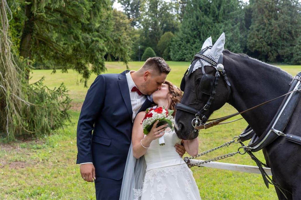 Küssendes Paar mit Pferd con der Hochzeitskutzsche in Rauischholzhausen