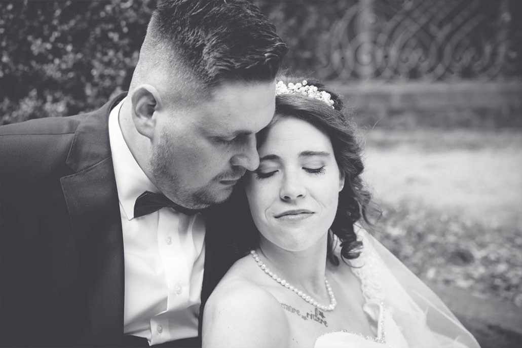 Hochzeitspaar das den Moment genießt. Ein Augenblick der Ruhe bei der Fotosession im Schlosspark