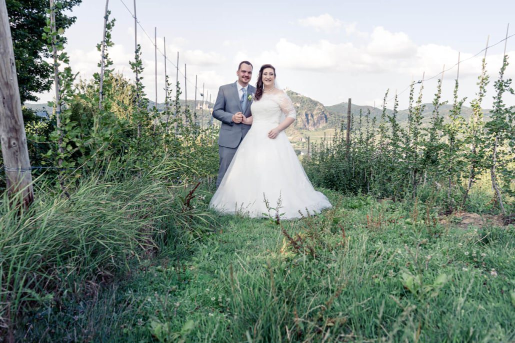 Hochzeitspaar im Weinberg mit dem Drachenfelsen im Hintergrund