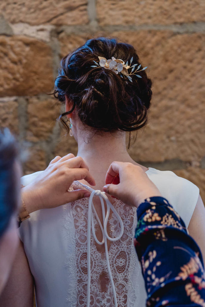 Die Schleife wird beim Brautkleid von Annalena gebunden