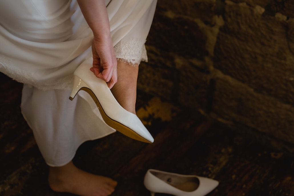 Anziehen der Braut Schuhe