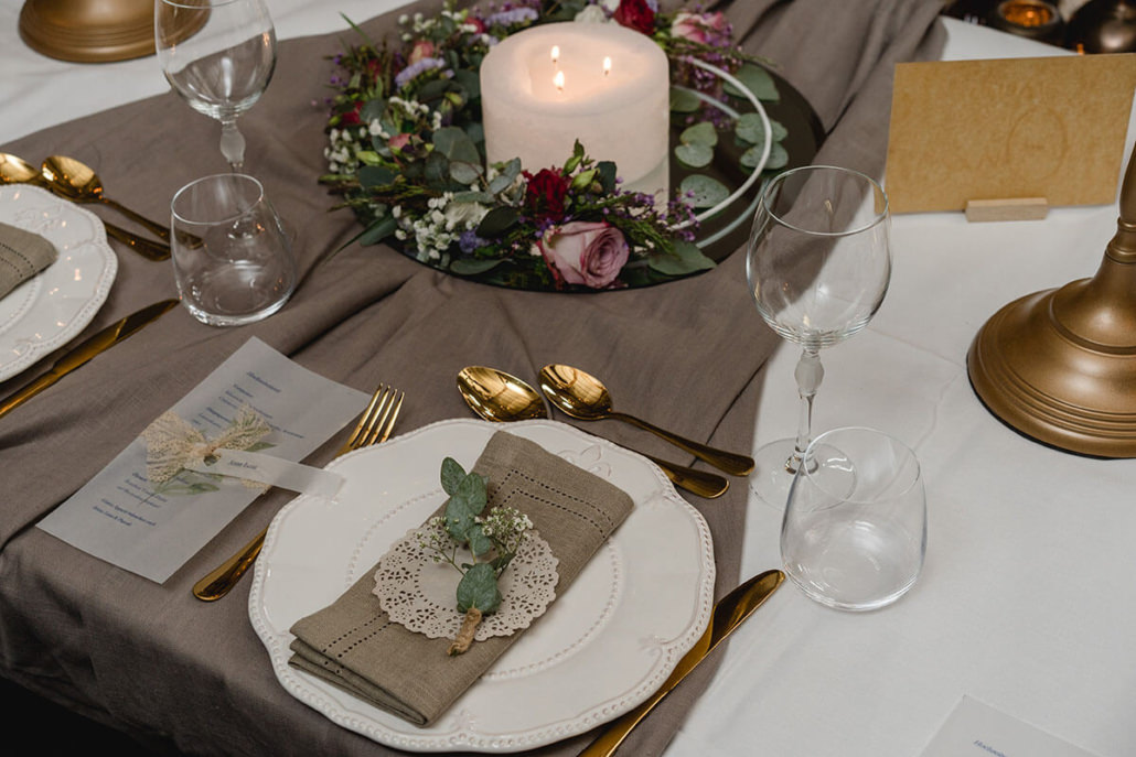 Gedeckter Tisch auf der Hochzeit von Annalena und Pascale in Marburg