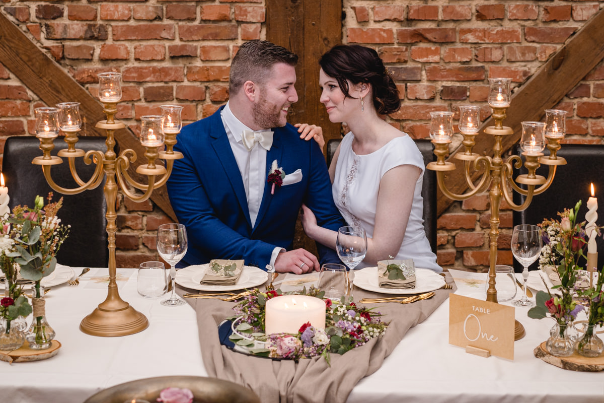 Hochzeitspaar in der Hopchzeitslocation in Marburg