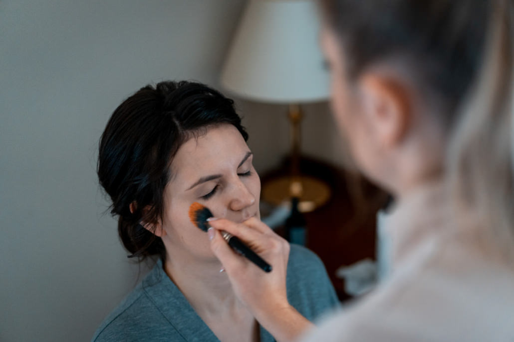 Makeup beim Getting Ready von Anna