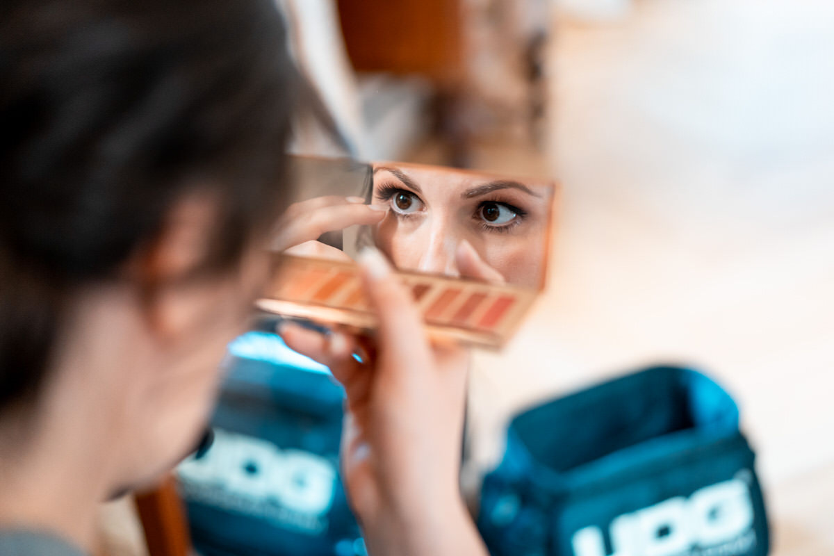Prüfender Blick beim Getting Ready von Anna in dem Spiegel