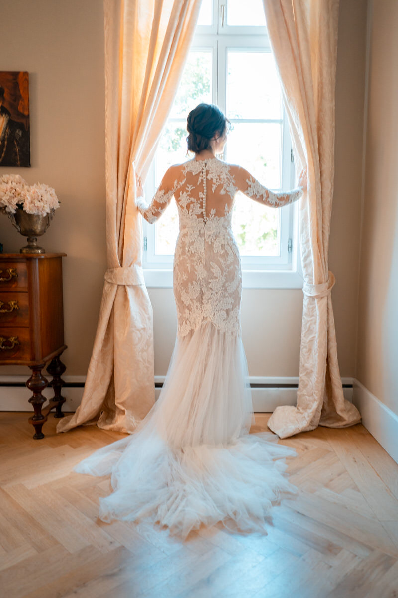 Fertig gestylt und gekleidet noch ein kurzer Blick durchs Fenster der Braut