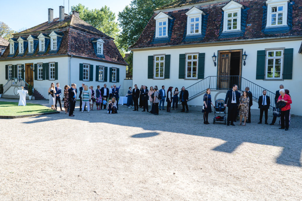 Hochzeitsgäste warten auf die Ankunft des Brautpaares