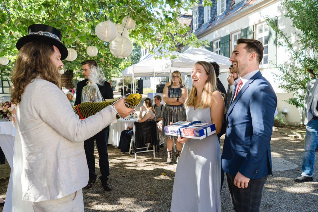 Geschenke übergabe an das Hochzeitspaar