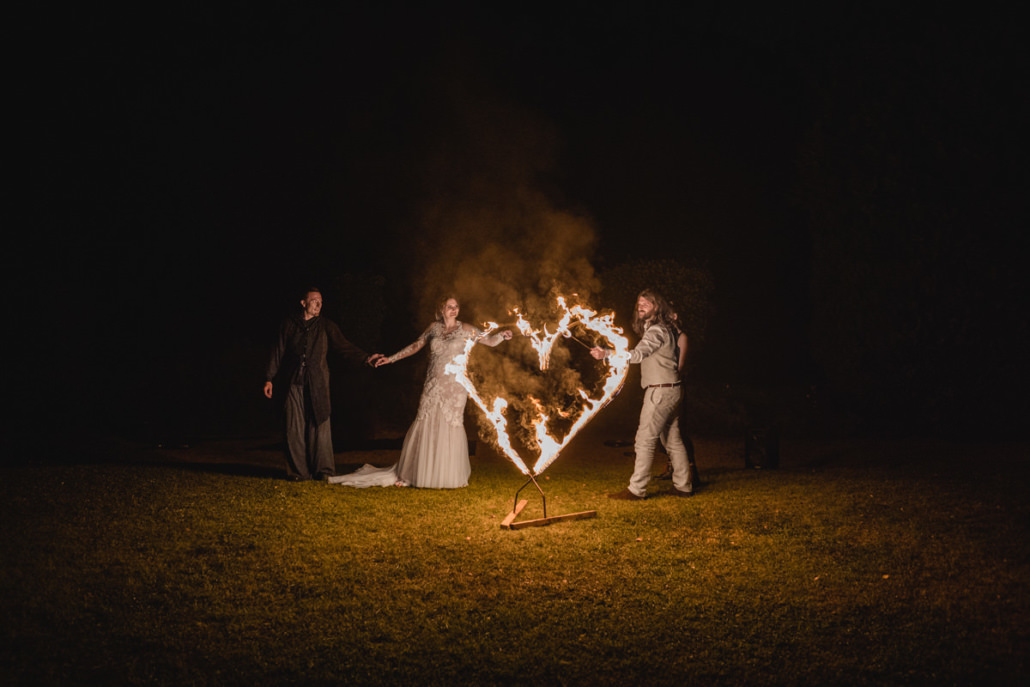 Brautpaar entzündet ein Herz zum abschluss der Feuershow