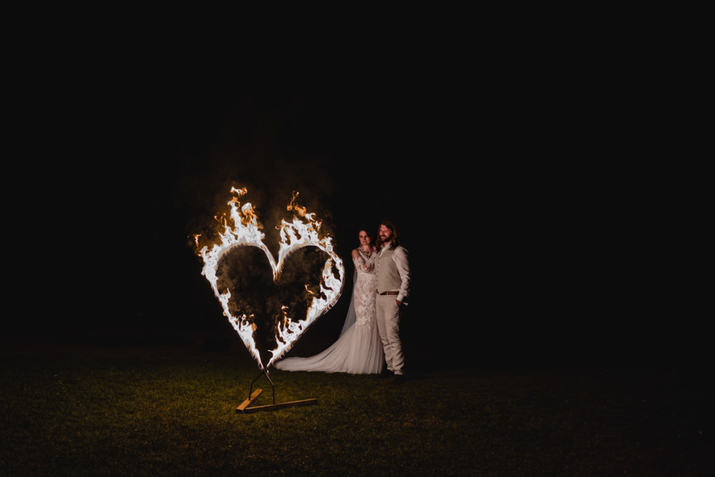 Brautpaar vor dem brennenden Herz