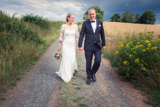 Fotograf Frankfurt Hochzeit Rhein Main - Hochzeitspaar im Feld