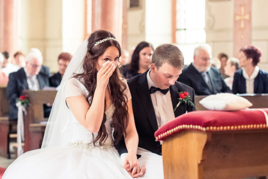 Fotograf Hochzeit Fulda und Rhön - Freudentränen der Braut bei der Zeremonie