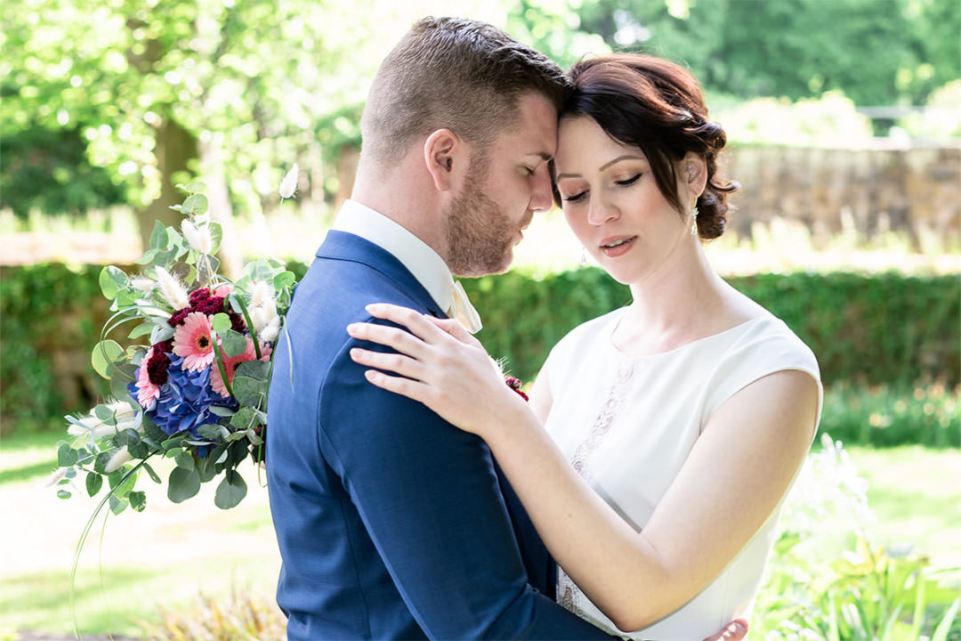 Hochzeitsfotograf - Hochzeitspaar beim Paarshooting Kopf an Kopf