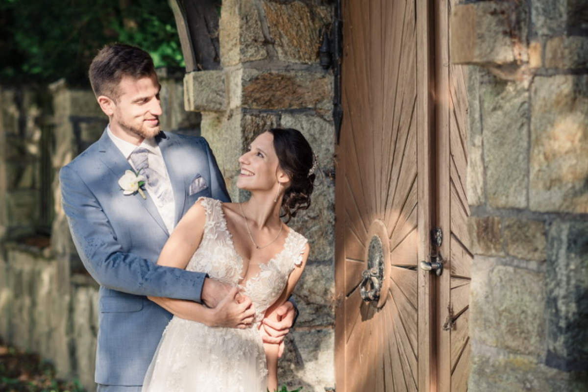 Hochzeitspaar vor historischen Eingangstor