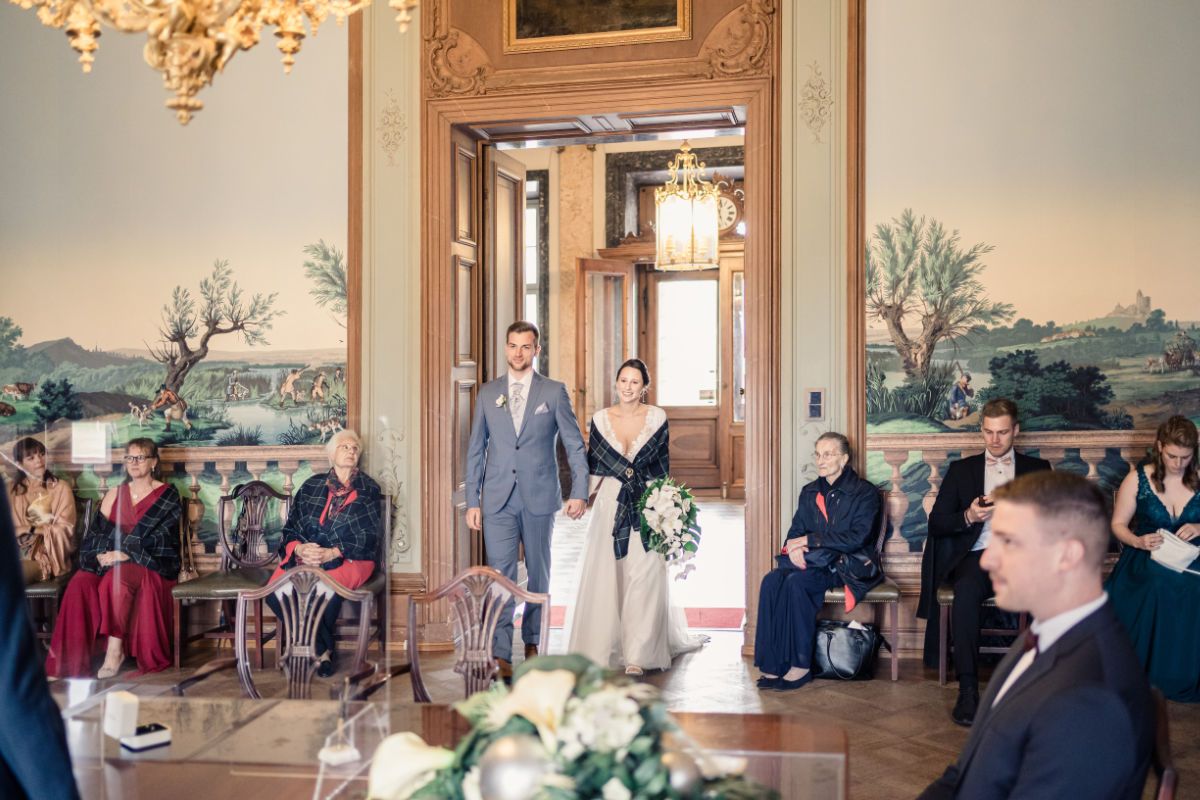Brautpaar betritt das Trauzimmer im Schloss Philippsruhe in Hanau