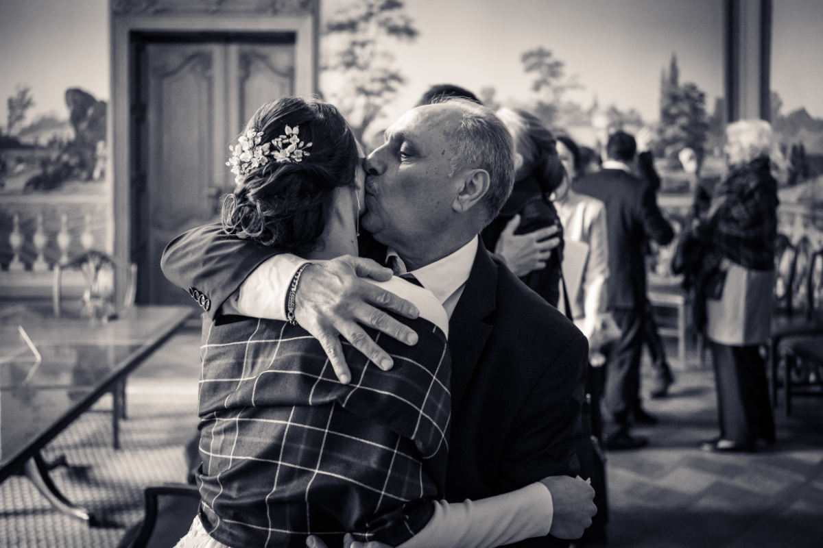Brautvater umarmt und küsst seine Tochter nach der Trauung im Standesamt Hanau