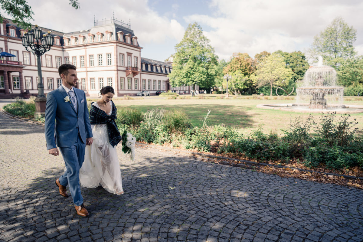 Brautpaar im Schlosspark Philippsruhe in Hanau