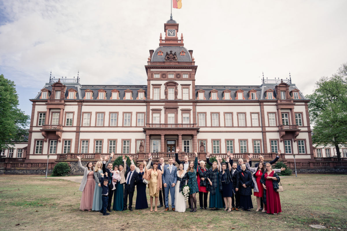 Gruppenfoto der Hochzeitsgesellschaft nach der Trauung im Schloss Philippsruhe