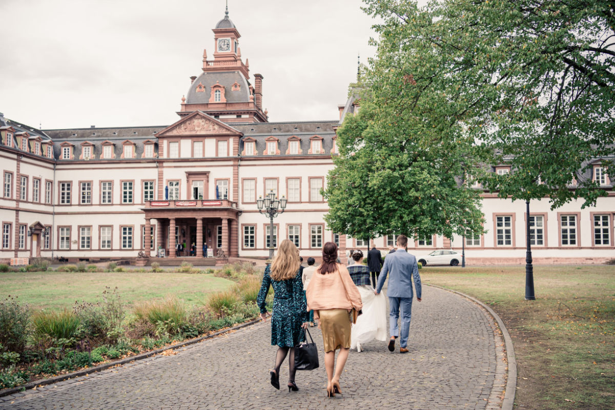 Hochzeitsgesellschaft auf den Weg ins Schloss Philippsruhe in Hanau zur standesamtlichen Trauung