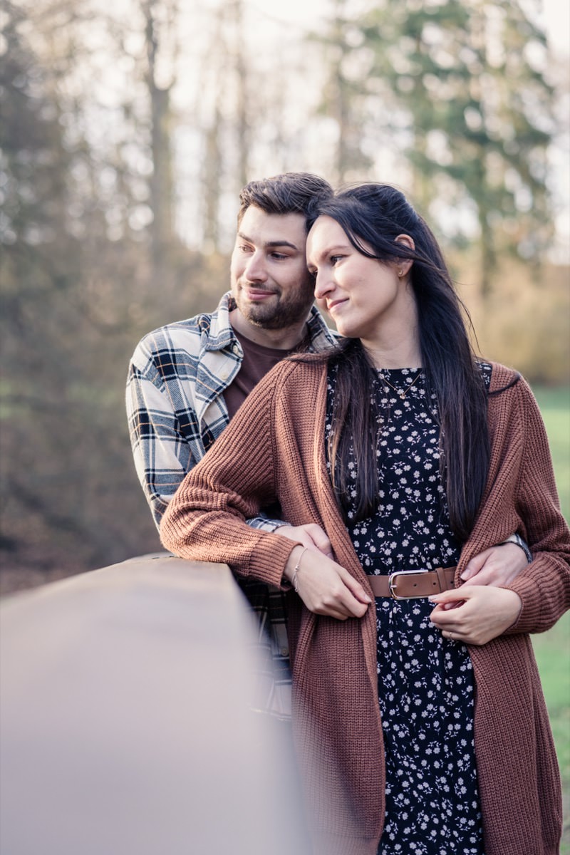 Pärchen beim Engagement Shooting auf einer Holzbrücke im Schlosspark Rauischholzhausen im Ebsdorfergrund
