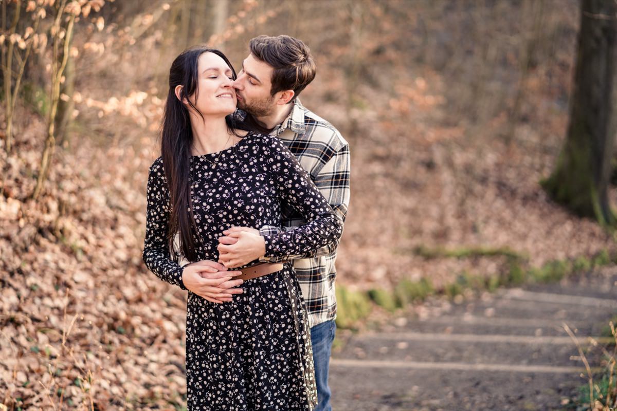 Verlobter küsst seine Verlobte beim Engagement Shooting in Rauschholzhausen