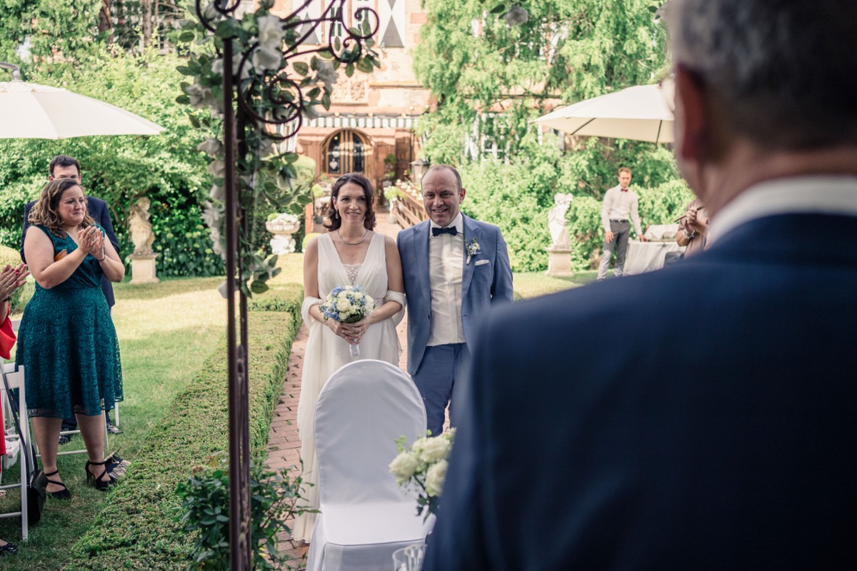 Einzug von Ksenia & Mark zu ihrer standesamtlichen Trauung im romantischen Garten im Schloss Stammheim in Florstadt