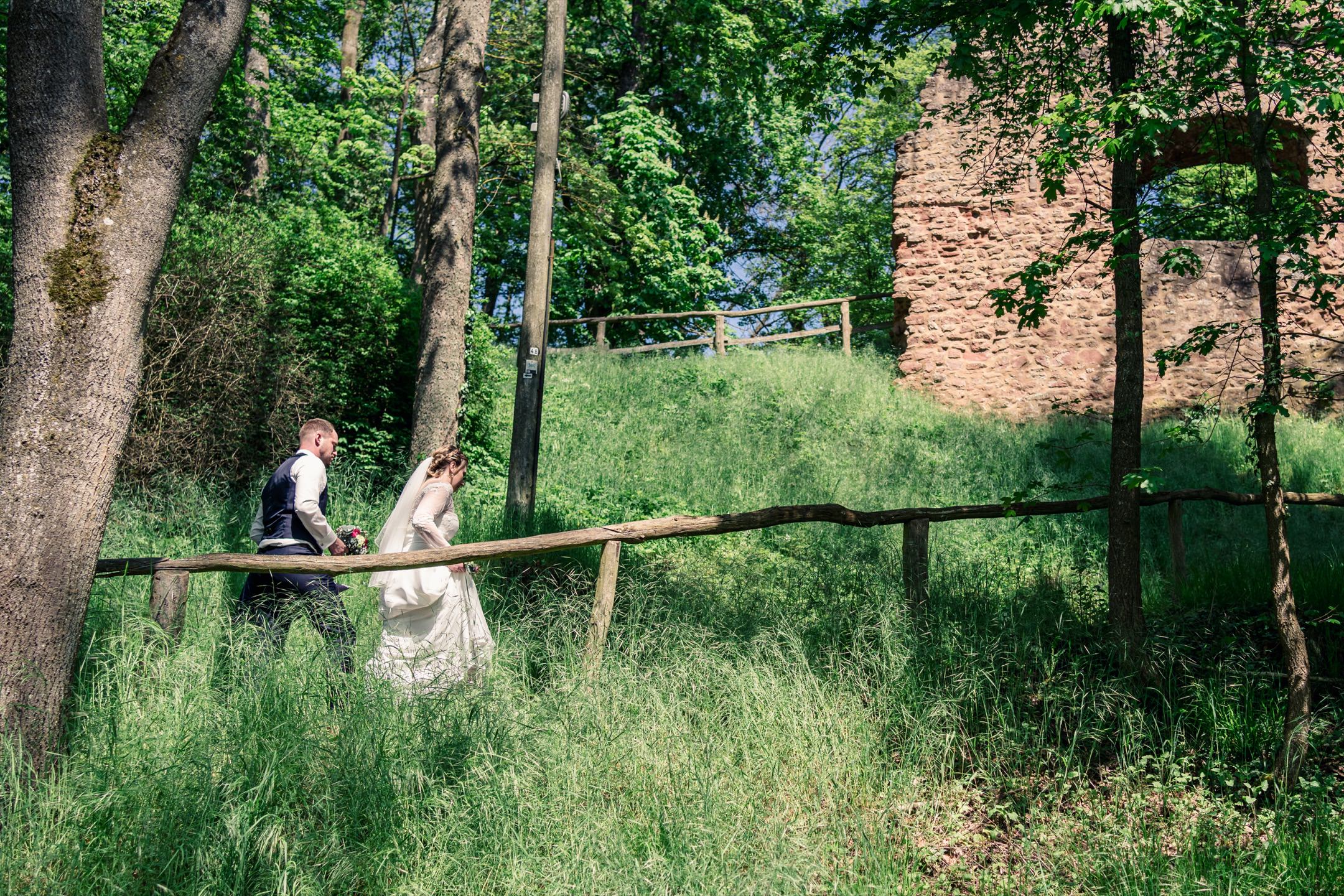 Auf dem Weg zur Burgruine für das gewünschte Brautpaar-Shooting