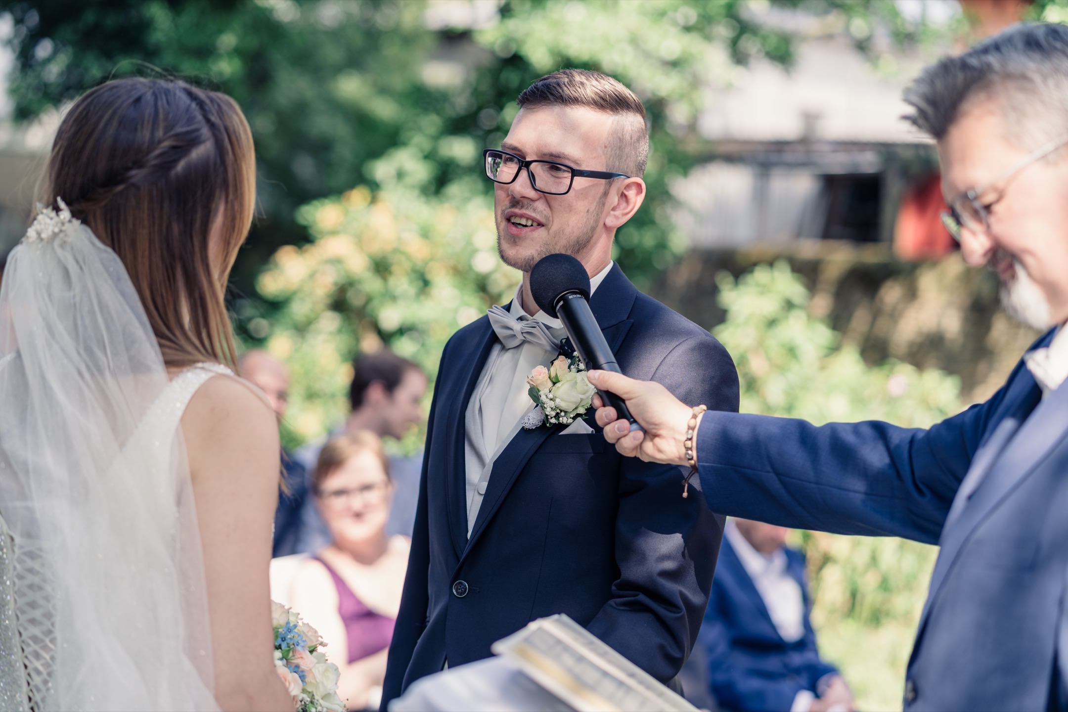 Ja Wort vom Bräutigam David im Schlosspark in Romrod