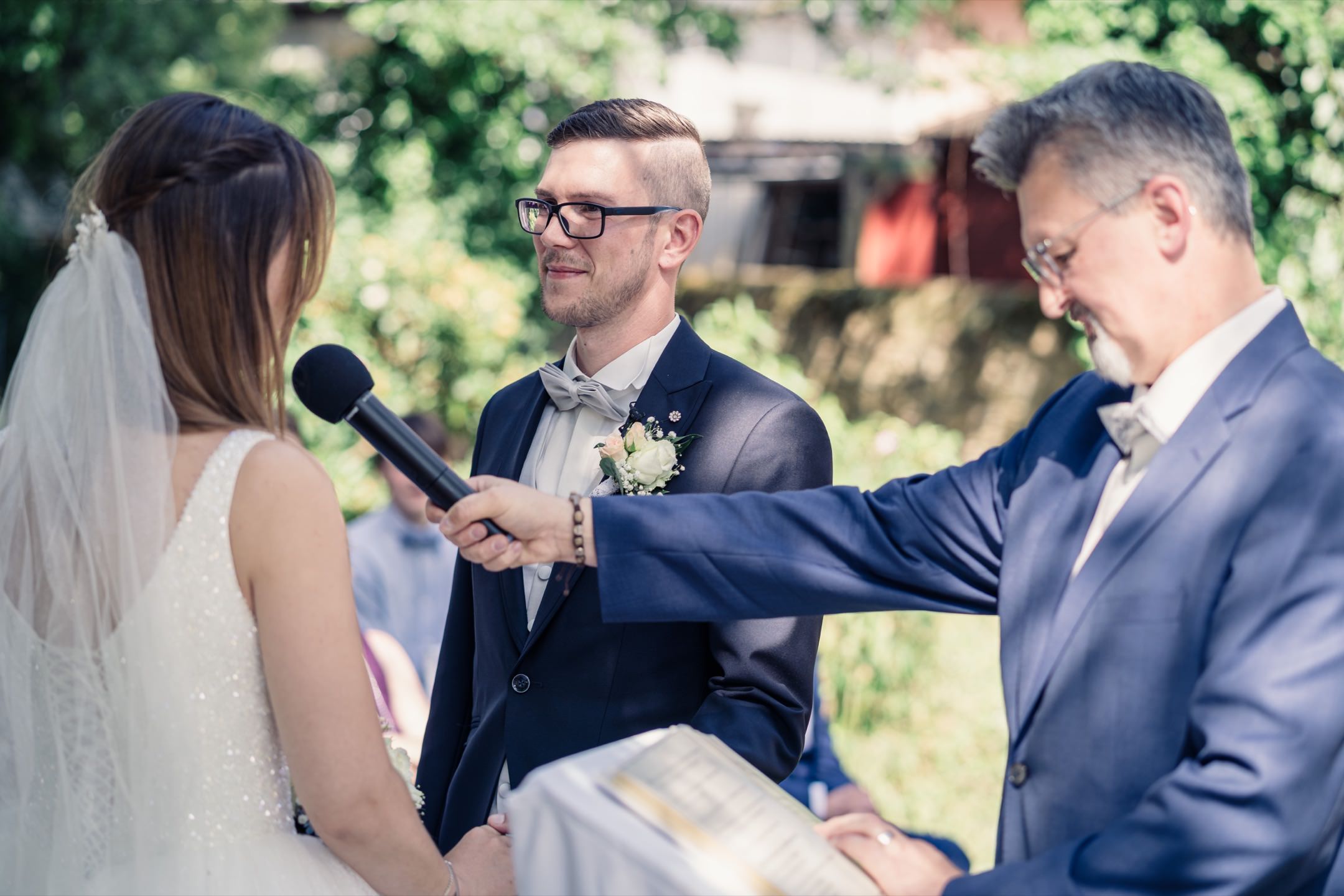 Ja Wort von der Braut Vanessa im Schlosspark in Romrod