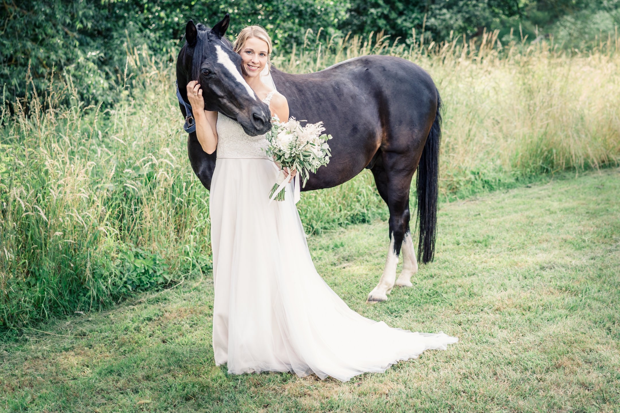 Sommerhochzeit Ebsdorfergrund Brautpaarshooting: Braut mit ihrem Pferd