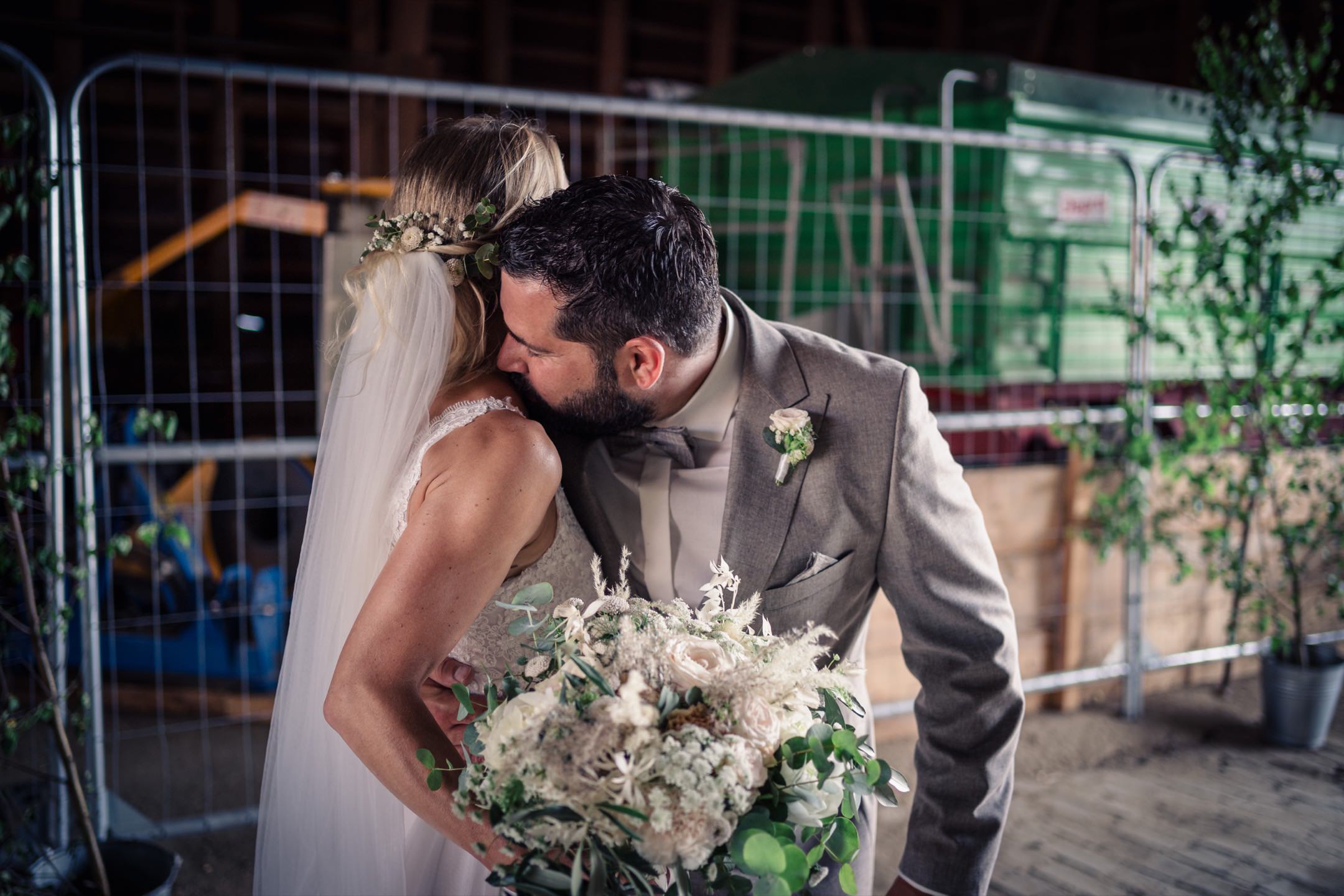 Sommerhochzeit Firstlook-Shooting: Kathrin und Daniel umarmen sich