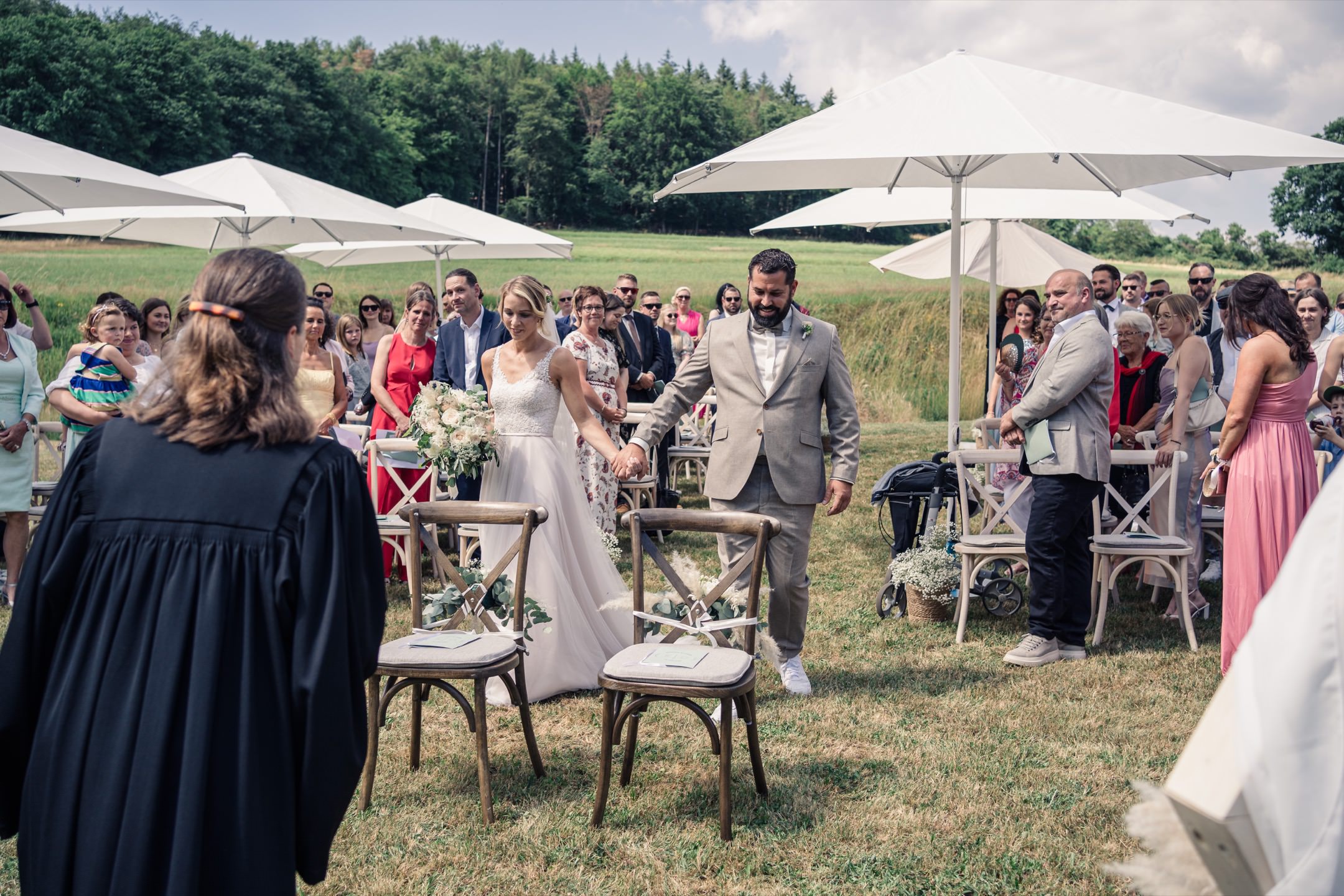 Sommerhochzeit Trauung: Einzug des Brautpaars