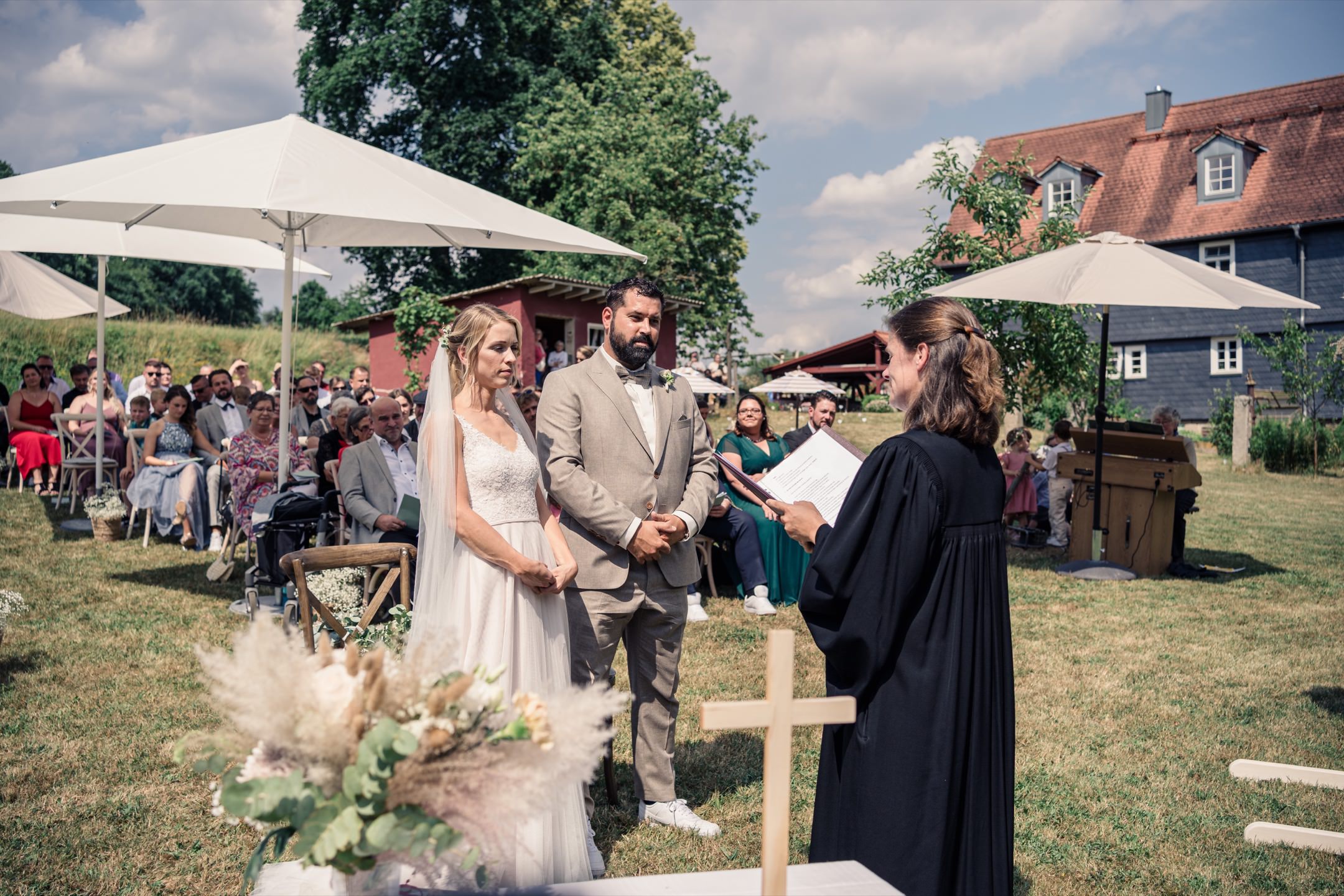 Eheschließung bei der Sommerhochzeit im Ebsdorfergrund von Kathrin und Daniel.