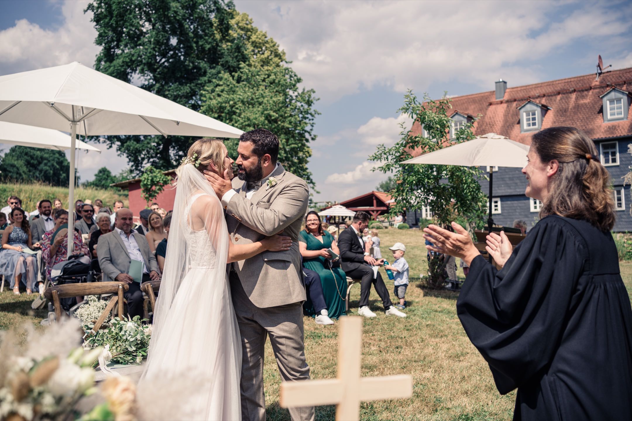 Sommerhochzeit Trauung: Kathrin und Daniel küssen sich