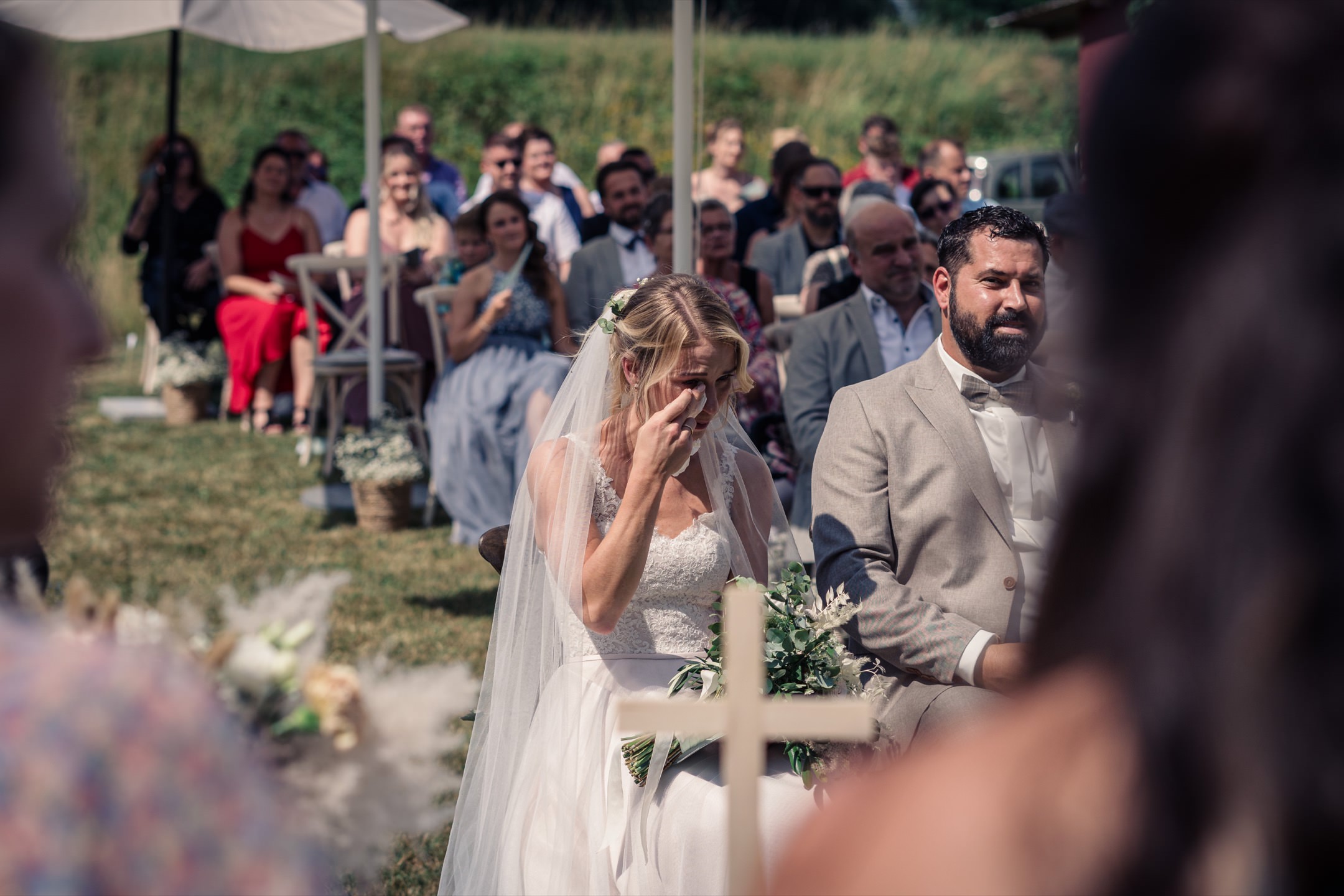 Sommerhochzeit Trauung: Freundentränen der Braut