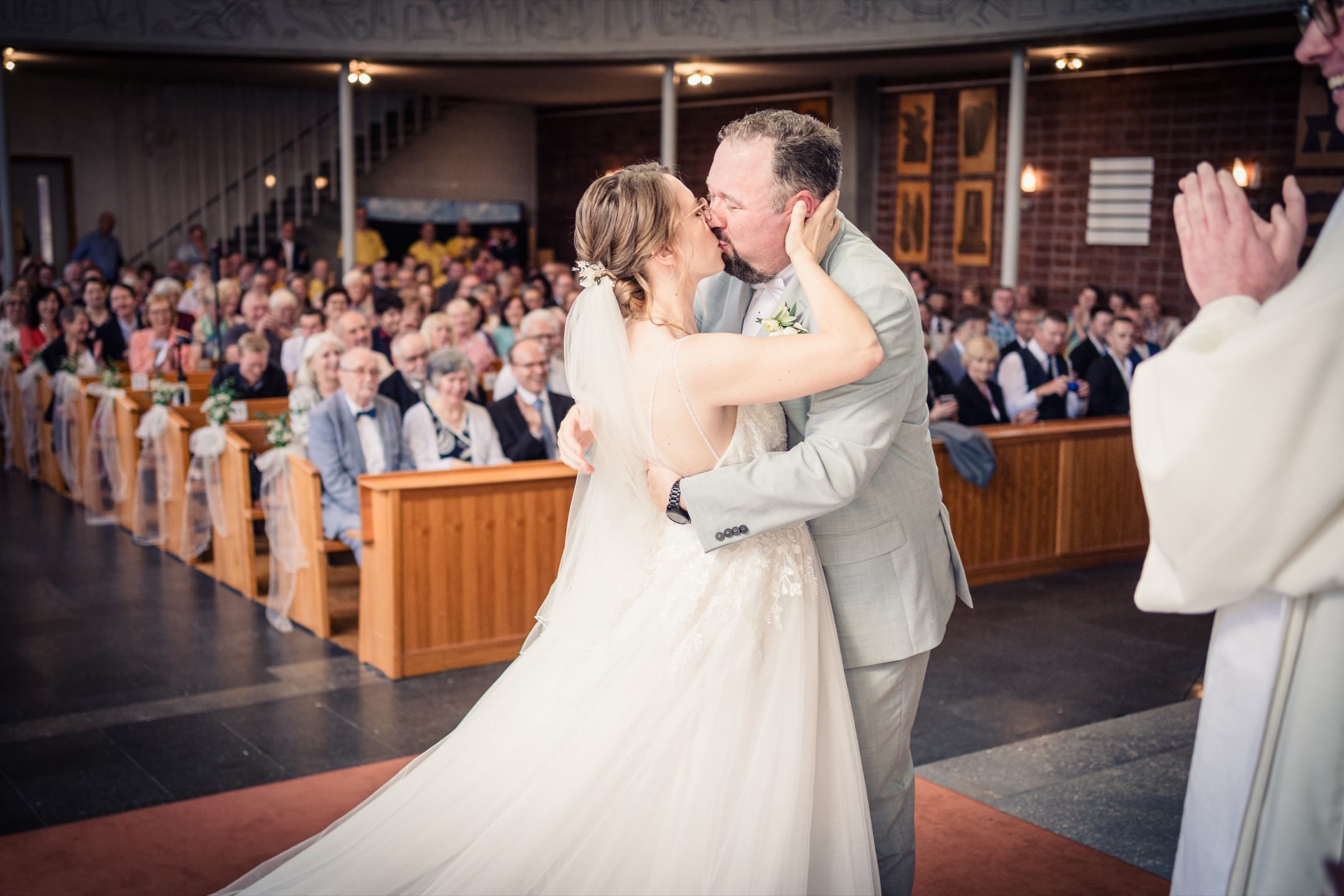 Erster Kuss als Ehepaar bei der kirchlichen Trauungszeremonie