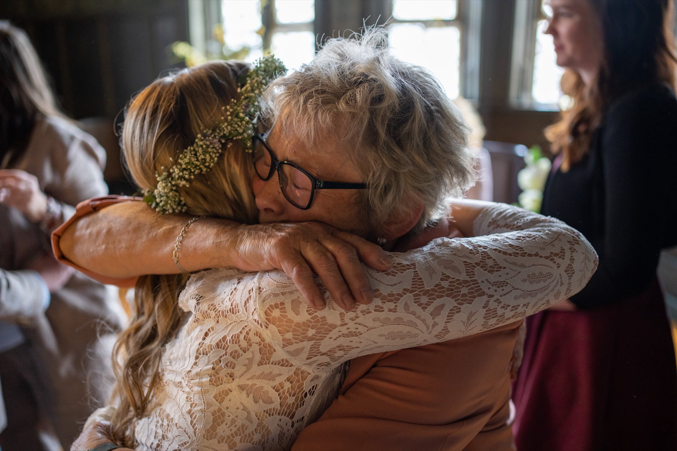 Herzliche Umarmung und Glückünsche für dei Zukunft von der Mutter der Braut