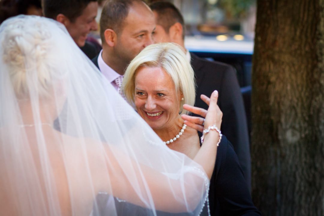 Gratulationen und Gruppenfotos gehören zu den wichtigen Fotos eurer Hochzeit