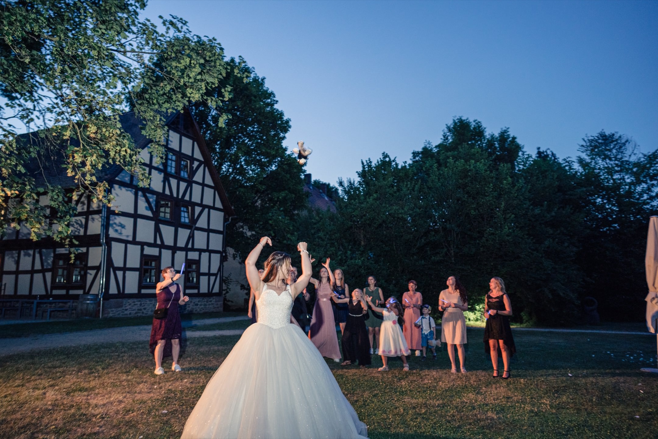 Eine Tradition bei der Hochzeitsfeier ist das werfen des Brautstrauß.