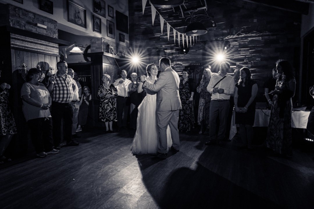 6. Hochzeitsfeier Fotos: Lebendige Partybilder ohne Verwackler 12 Hochzeitsfeier: Der Eröffnungstanz ist der Startschuss für das rauschende Fest in die Nacht.