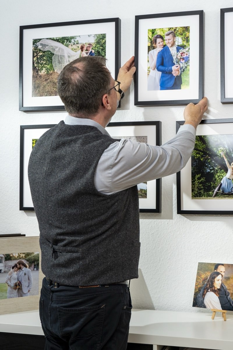 Tom bei seiner Bilderwand im Büro