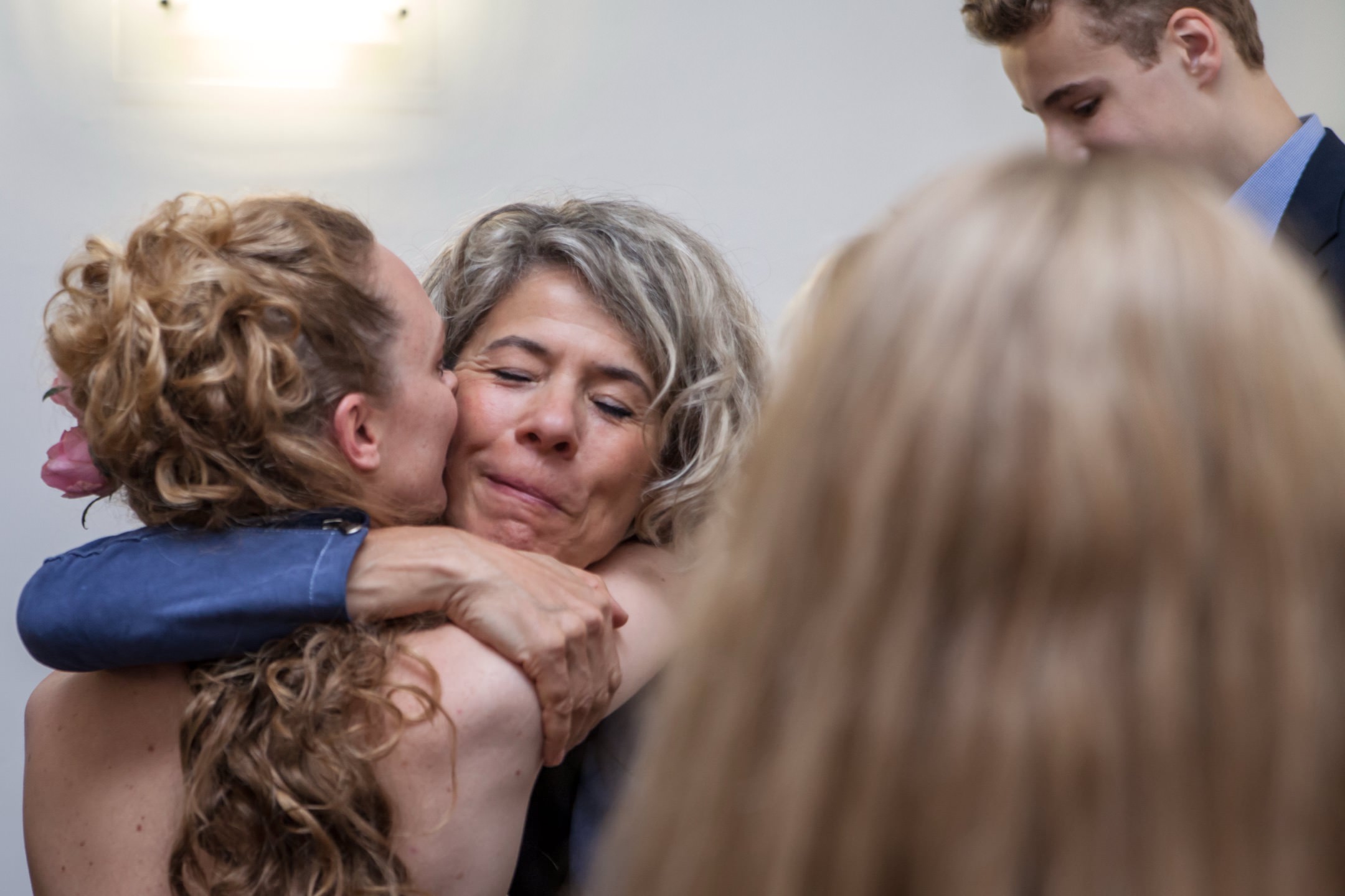 Gratulationen und Emotionen bei einer Hochzeit im Standesamt Marburg