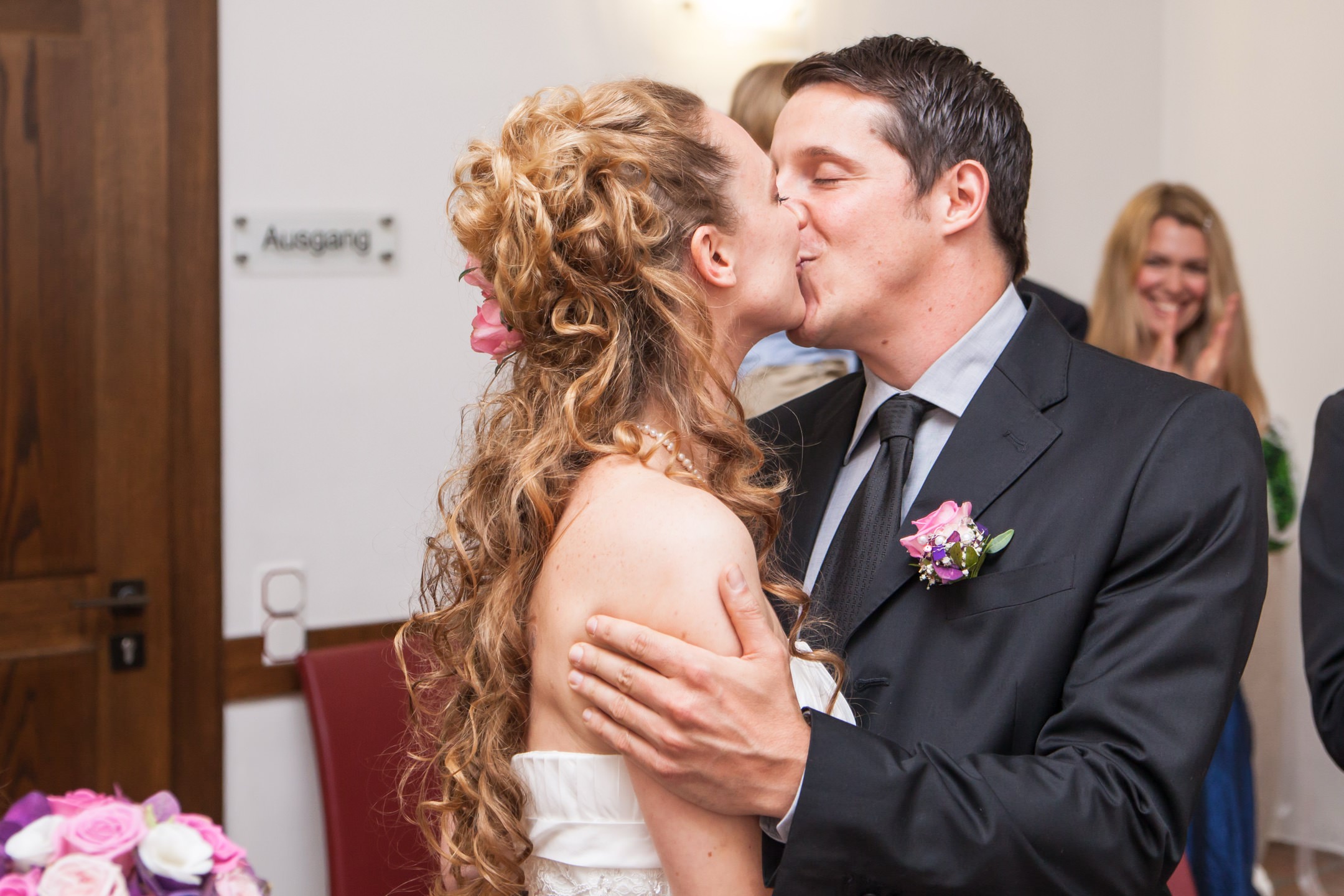 Hochzeit in Marburg – erster Kuss nach der standesamtlichen Trauung