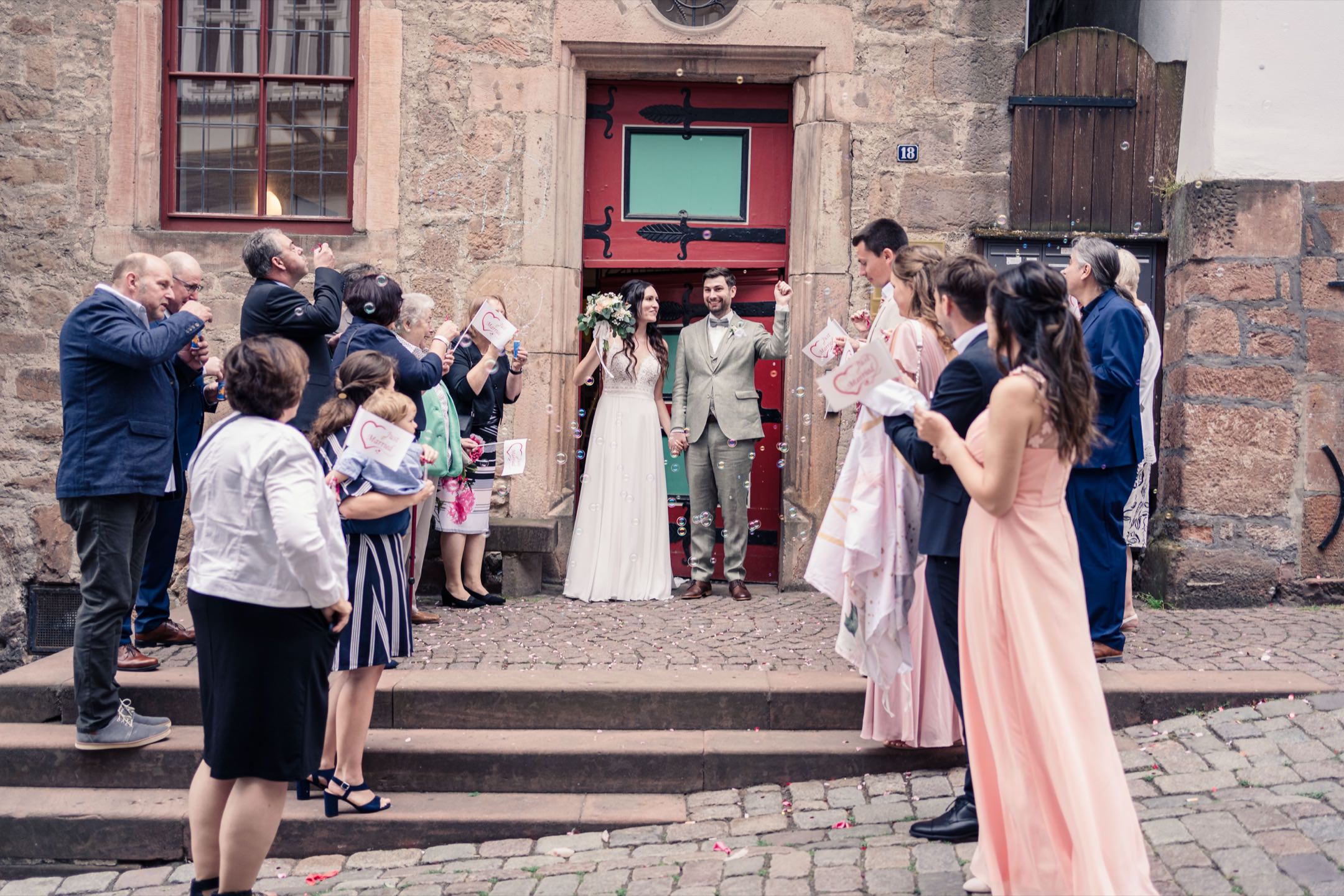 Hochzeit in Marburg – Gäste mit Seifenblasen vor dem Standesamt