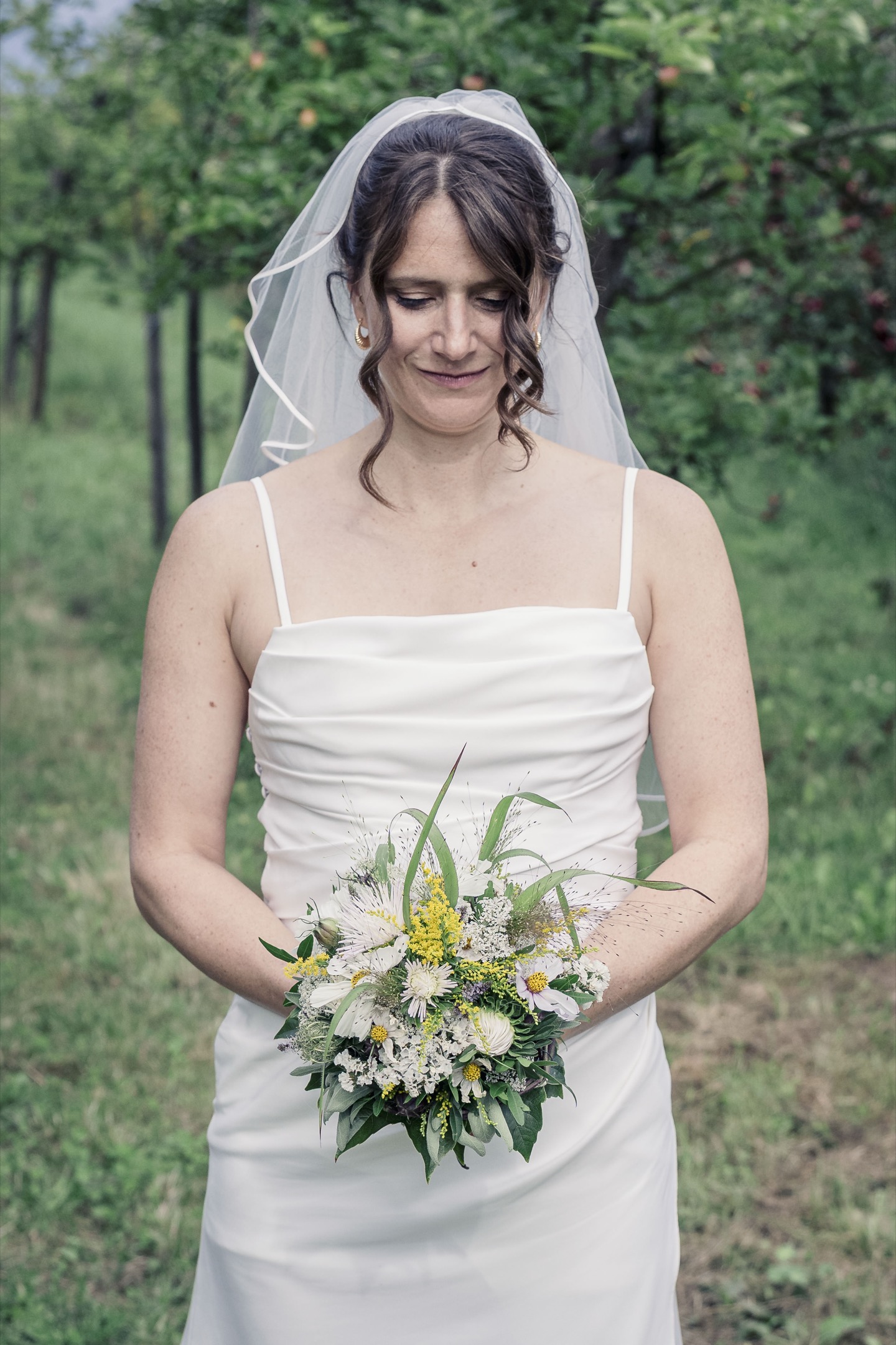 Braut Portrait – Obsthof am Steinberg Bad Vilbel Portrait der Braut mit Blumenstrauß auf dem Obsthof am Steinberg in Bad Vilbel