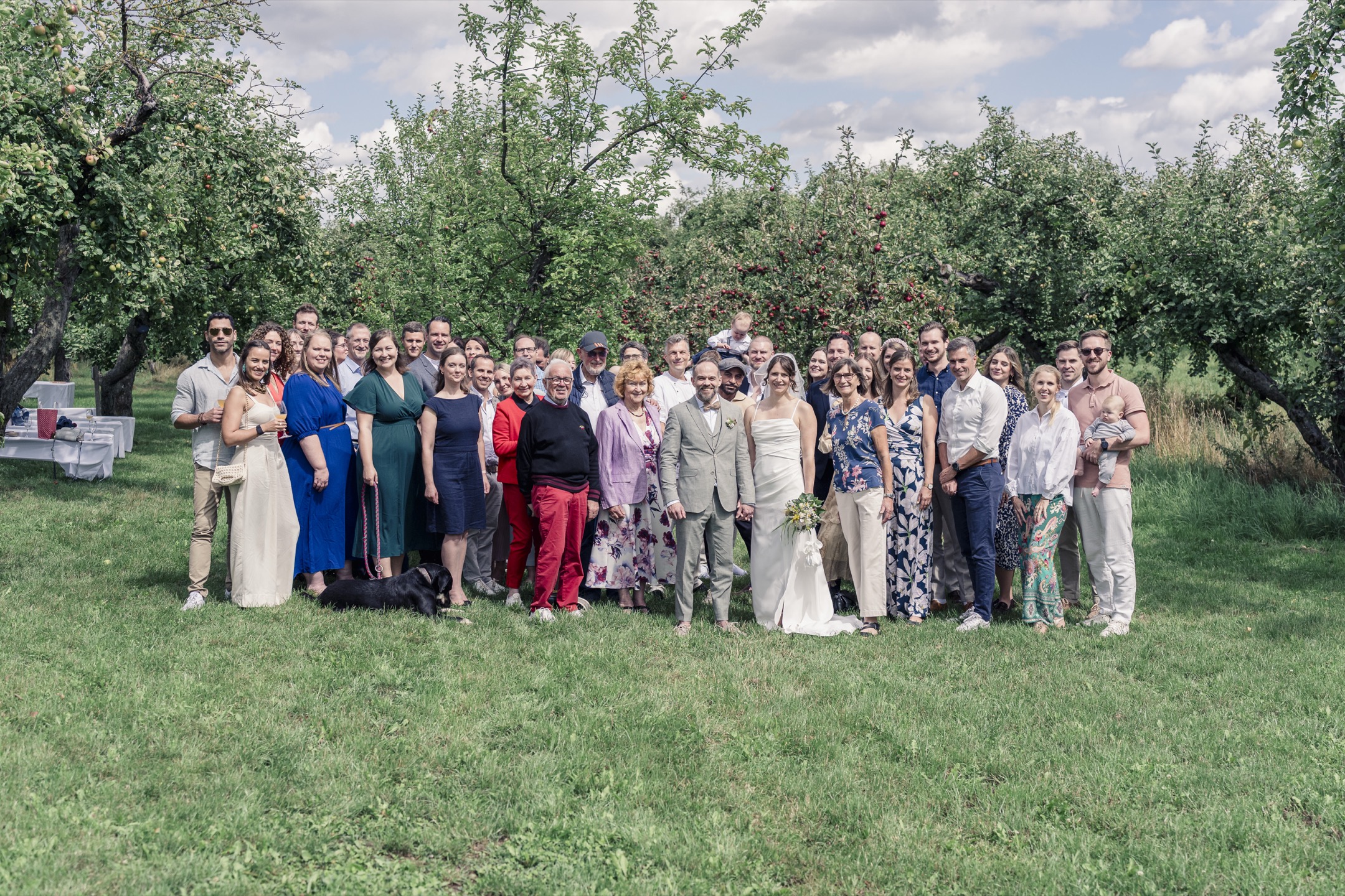 Gruppenfoto Hochzeit – Obsthof am Steinberg Bad Vilbel Großes Gruppenfoto aller Hochzeitsgäste auf dem Obsthof am Steinberg in Bad Vilbel